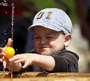 Kleines Kind im Hexenwasser