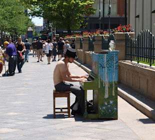 Klavierspieler auf der Mall Street
