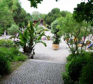 Zum Schmetterlingshaus runter