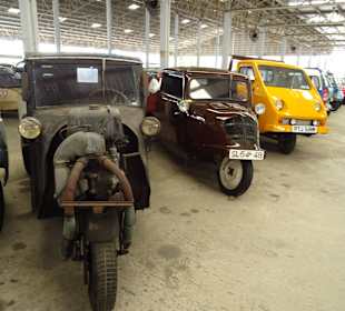 In der Haupthalle des Jesada Fahrzeug Museums