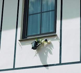 originelle Fensterschmuck mit Gießkanne