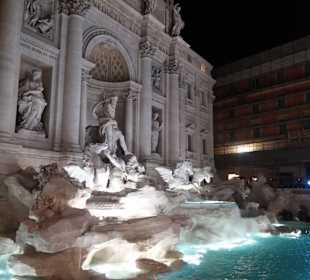 Trevi Brunnen bei Nacht