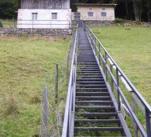 165 Metalstufen führen nach oben 