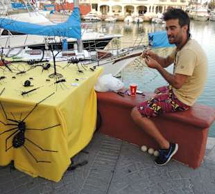 Der Drahtkünstler am Tag bei der Arbeit