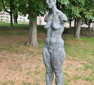 Die stehende, nackte Junge Frau ohne Arme