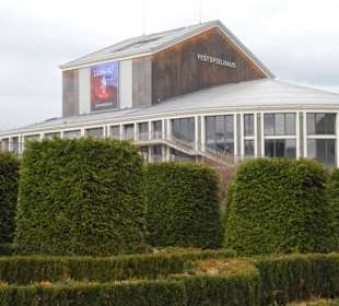 Festspielhaus schön im Park