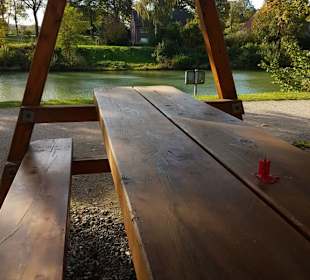 Blick von den schönen Holzbankpavillons