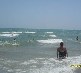 Der Strand mit hohem Wellengang