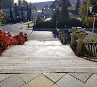 Treppenauf-/Abgang der Kirche