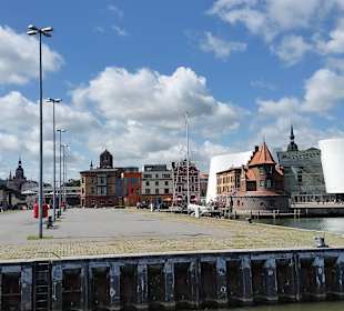 Hafenansicht vom Wasser aus gesehen