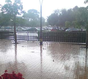 Regen am Eingang des Outlet Centers