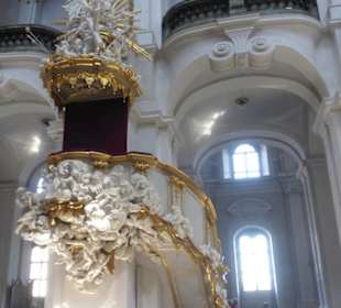 Die Kanzel in der Hofkirche von Dresden