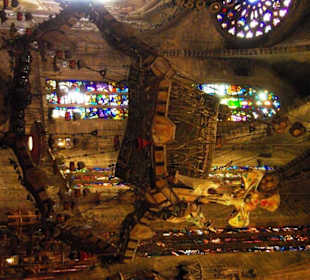 Der Hauptaltar aber aus Pappe