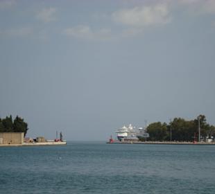 Blick auf den Hafen mit der Mein Schiff 3