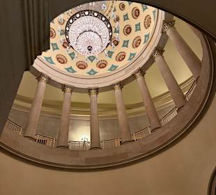 Kuppel und Kronleuchter 