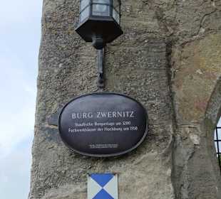 Am Eingang der Burg Zwernitz