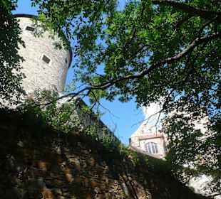 У стены замка