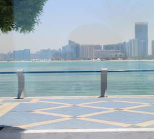 Ausblick von einem Souk auf das moderne Abu Dhabi