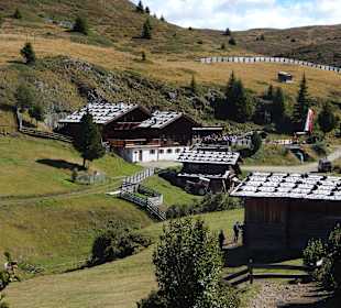 Alm Hütten auf der Seiser Alm
