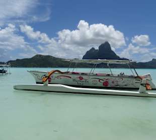 Auslegerkanu vor dem Mont Otemanu