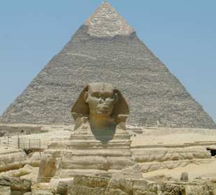 Sphinx mit Pyramide