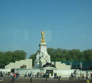 Victoria-Brunnen vor dem Palast