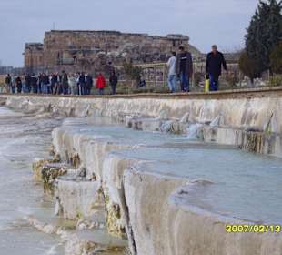Der Fußweg mit einer Travertinenstufe!