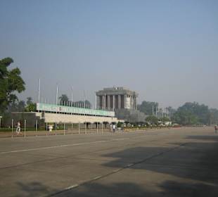 Das Mausoleum und der Exerzierplatz in Hanoi.