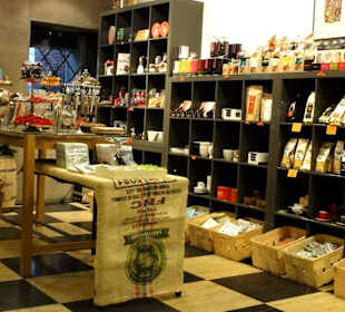 Blick in den Verkaufs- und Cafébereich