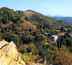 Versteckte kleine Dörfer in den Bergen