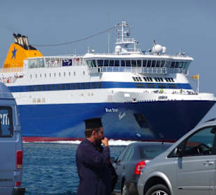 Warten auf die Fähre im Hafen von Paros
