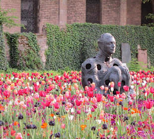 Skulptur im Blumenbeet