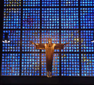 In der in blauem Licht gehüllten Gedächtniskirche
