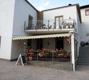 Die Terrasse des Dorf-Cafés