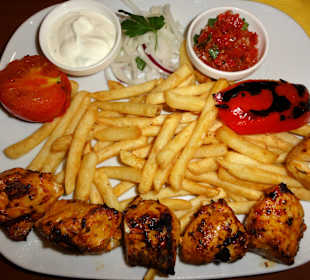 Hähnchenspieß mit Pommes frites