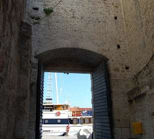 Ausgang zu Riva (Hafenpromenade)