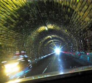 Im Tunnel Eis pur rechts und links