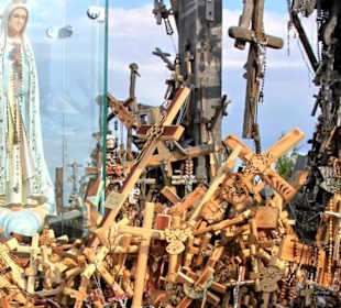 Kreuze und Kruzifixe, hier mit Madonna