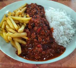 Chilli mit Reis und Pommes