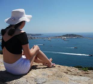 Aussicht mit Mädchen und Hafen