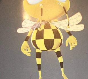 Er führt durch die Ausstellung