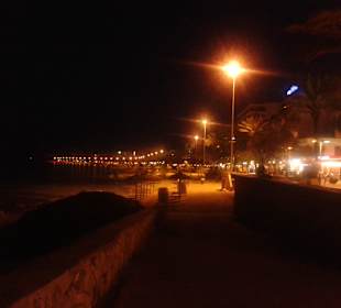 Einkaufsstraße bei Nacht