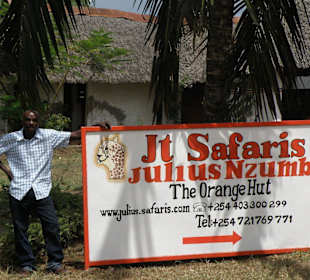 Julius Nzumbi vor seinem Büro