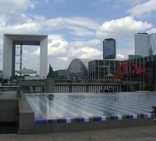 Nowoczesny łuk triumfalny w dali