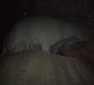 In der Eishöhle