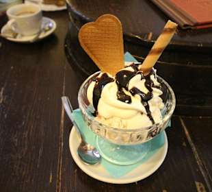 Eis mit Sahne im Stiftskeller