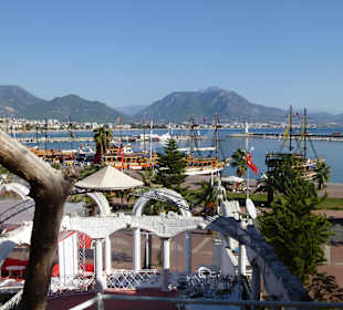 Iskele Cad. (Hafenstraße) - Blick auf den Hafen 