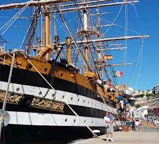 Schiff im Hafen Maó