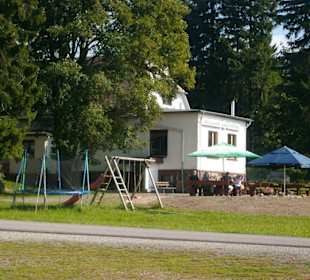 Gasthaus aus Parkplatzsicht