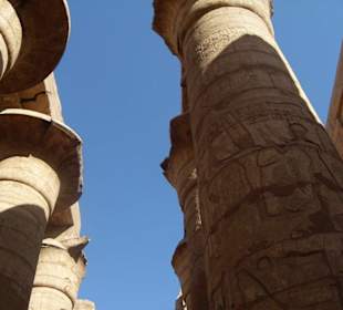 Imposante Säulen im Karnak-Tempel